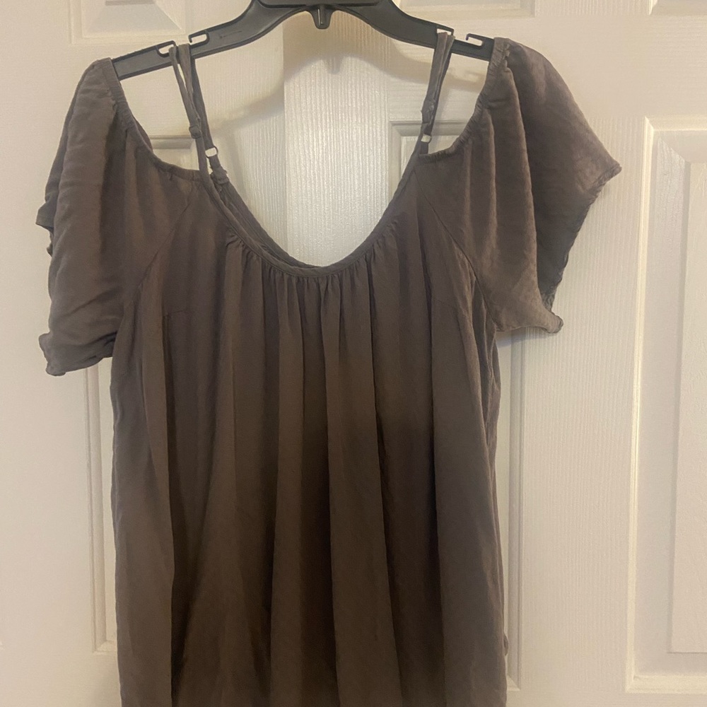 Torrid dark gray cold shoulder top with hint of design on fabric, size 0